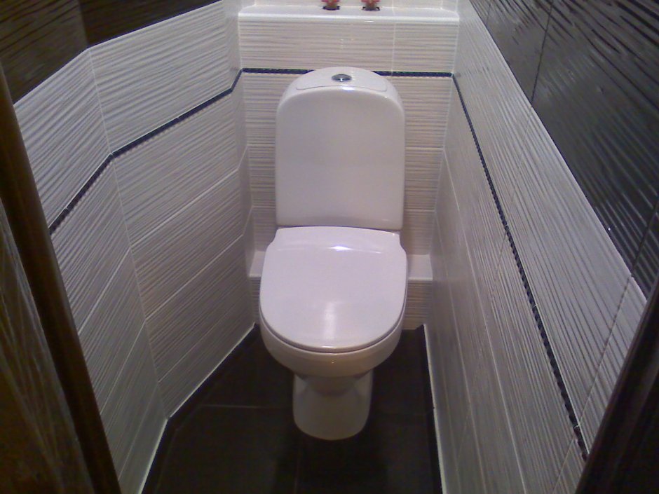 Интерьер туалета с панелями