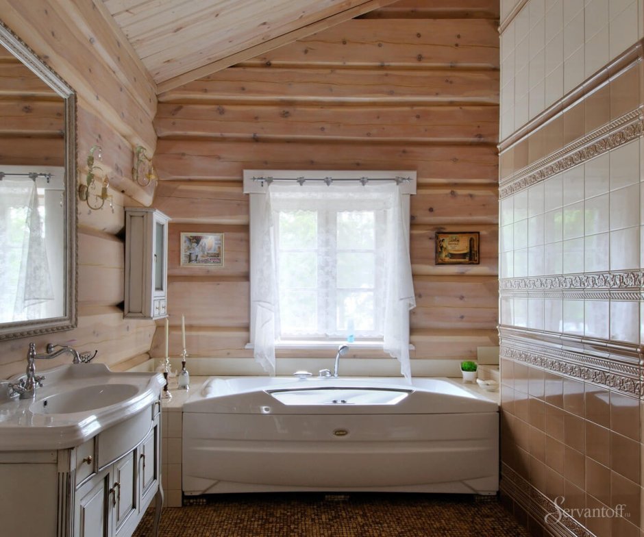 Ванная комната с окном в деревянном доме