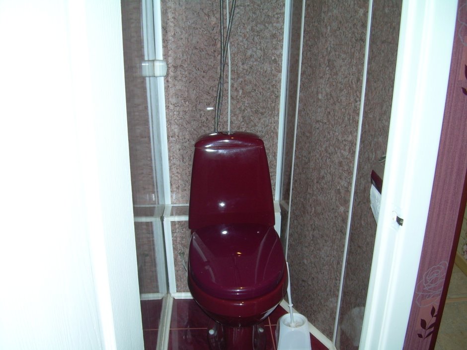 Пластиковый короб в туалете