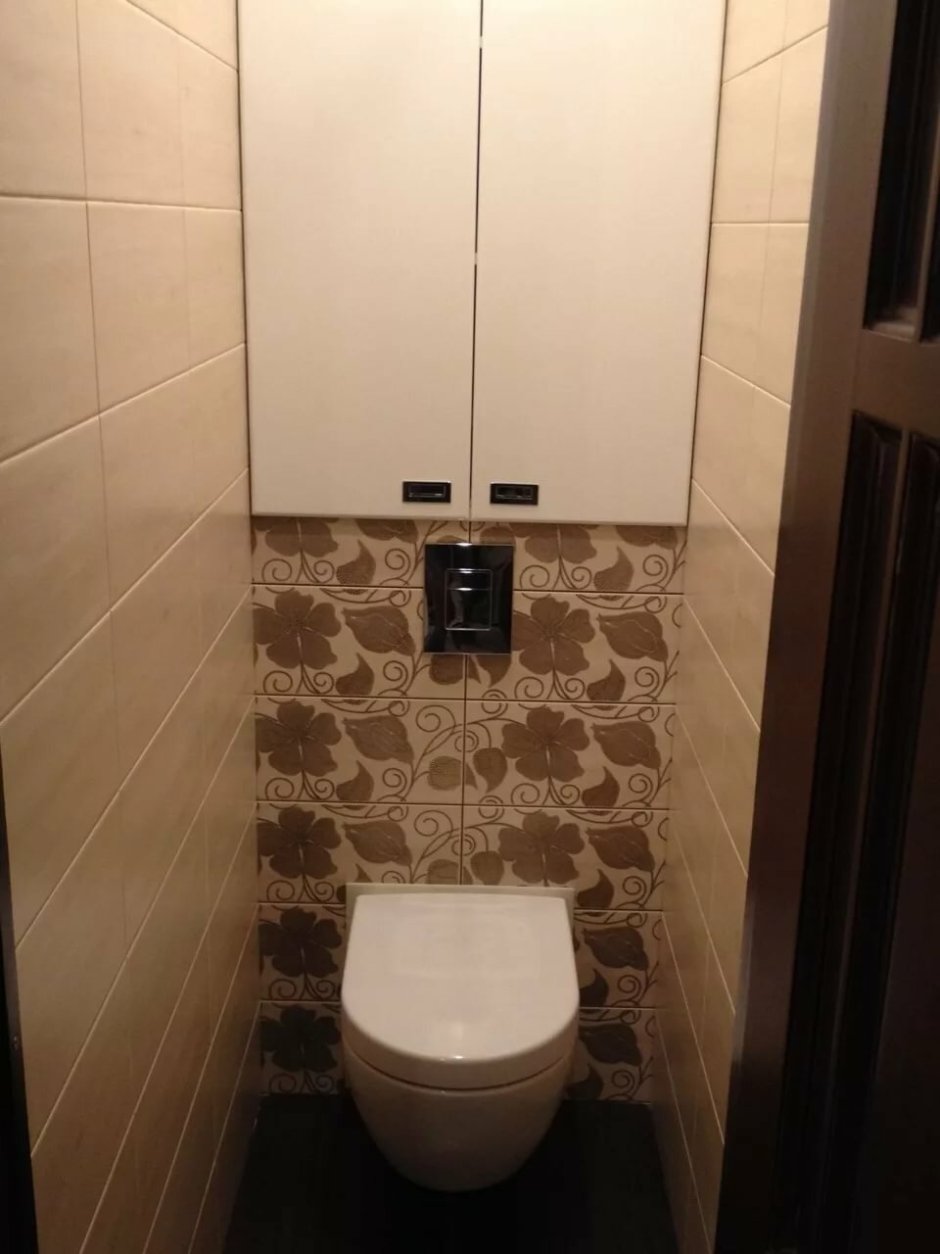 Интерьер туалета классика с инсталляцией