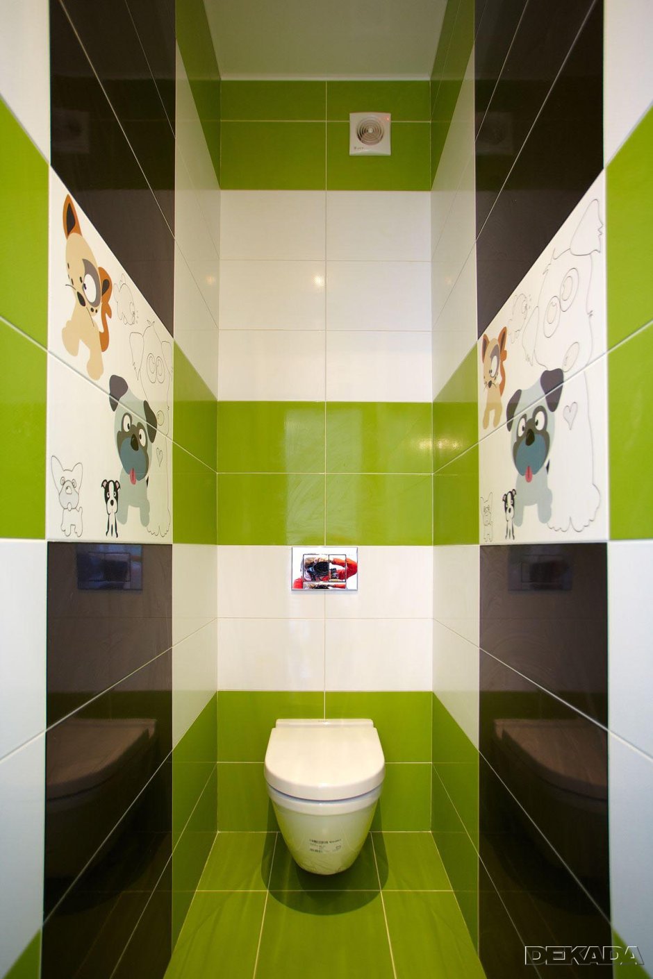 Маленький туалет с зеленой плиткой