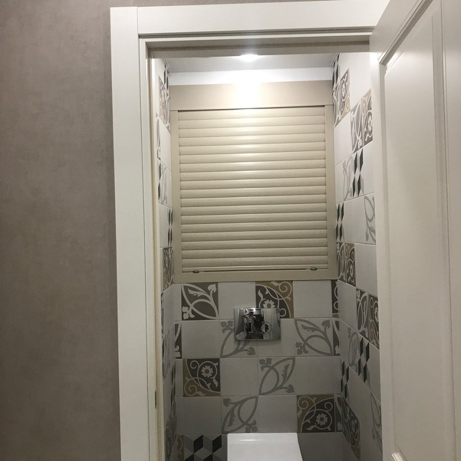 Белая плитка рольставни в туалете