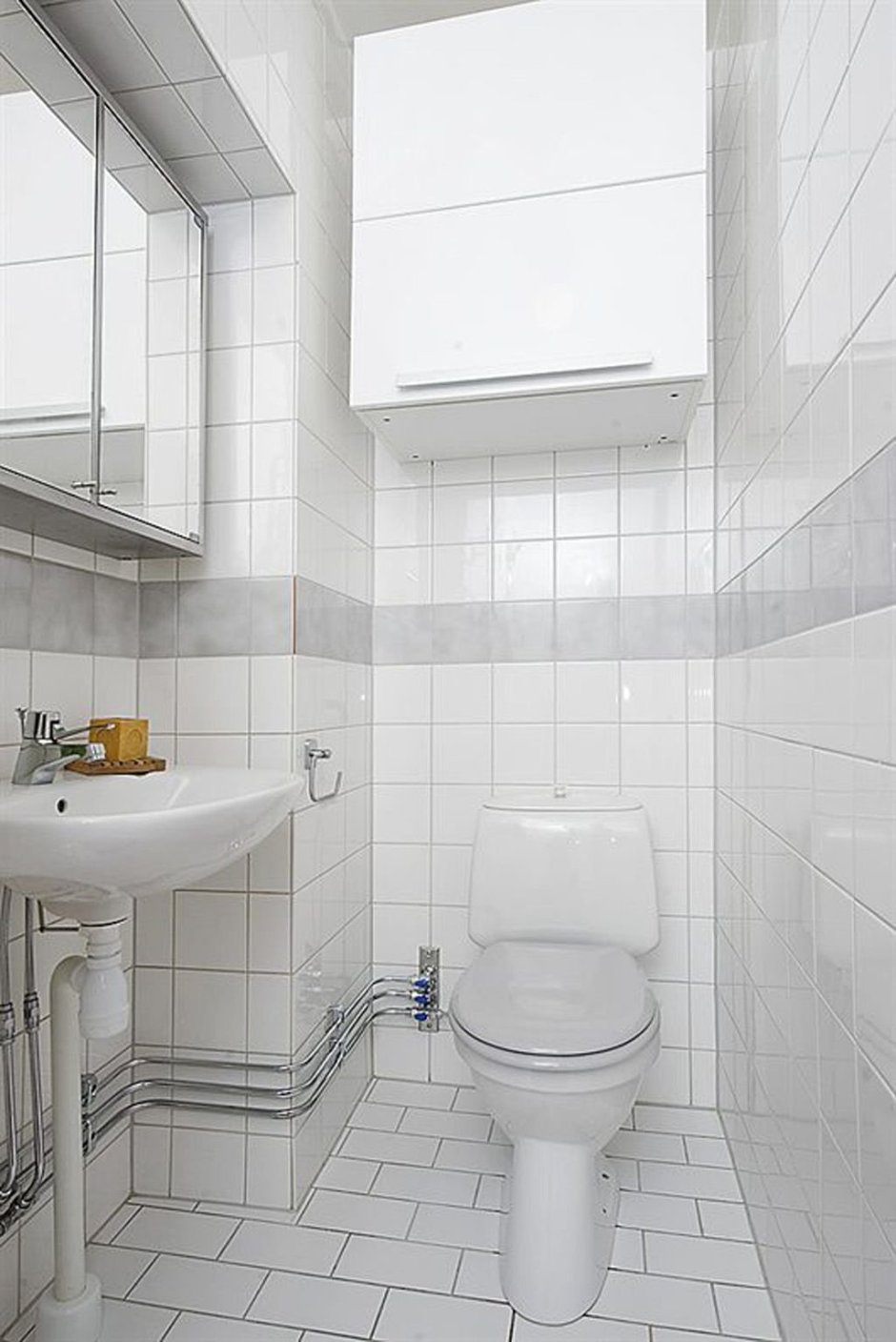 Ванная комната с белыми стенами
