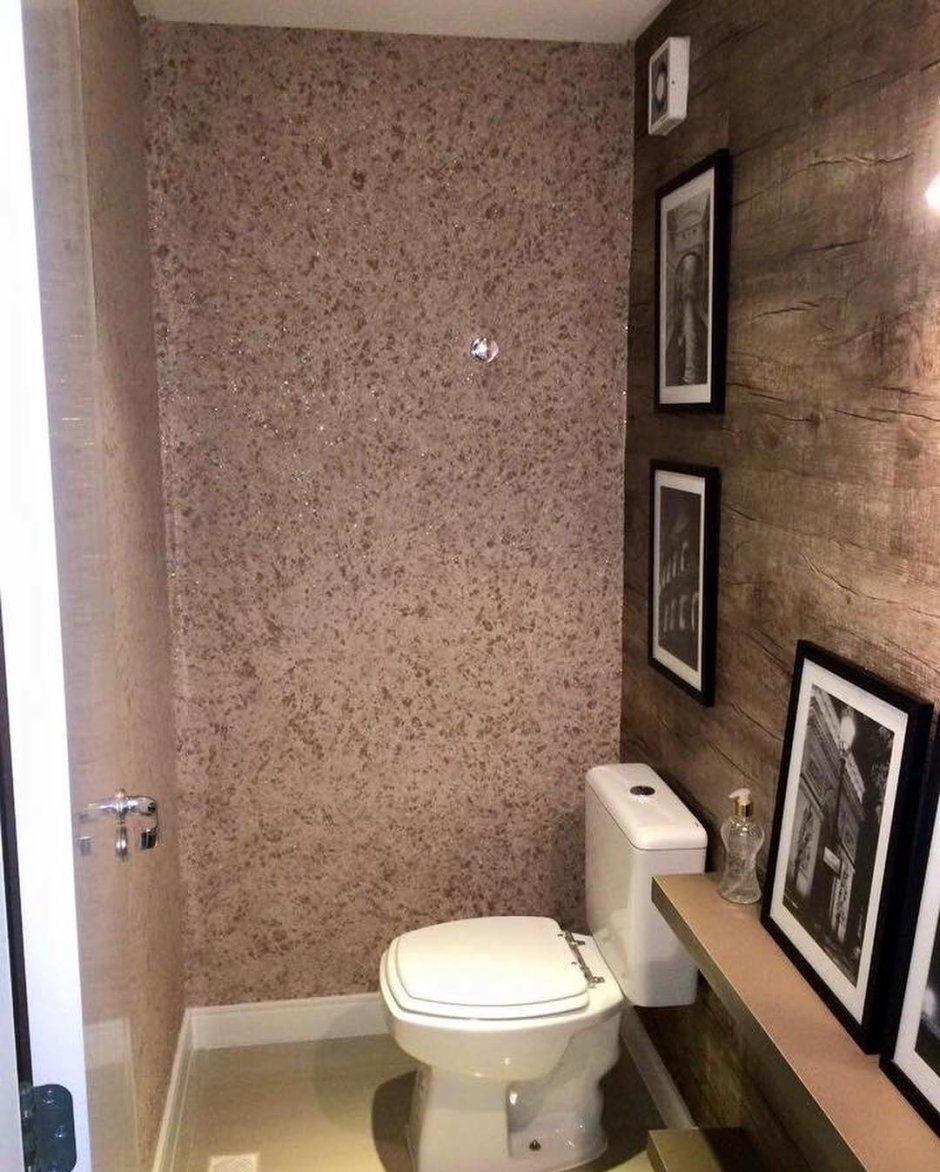 Туалет отделанный декоративной штукатуркой