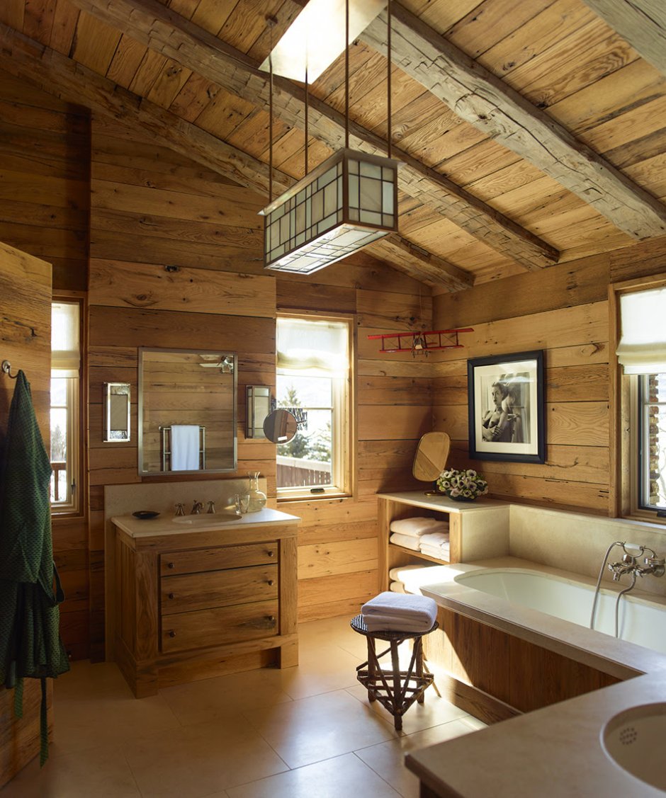 Интерьер туалета в деревянном доме