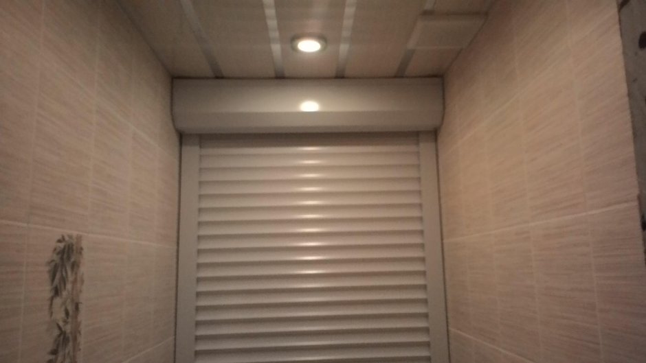 Реечный потолок в ванной 2x2