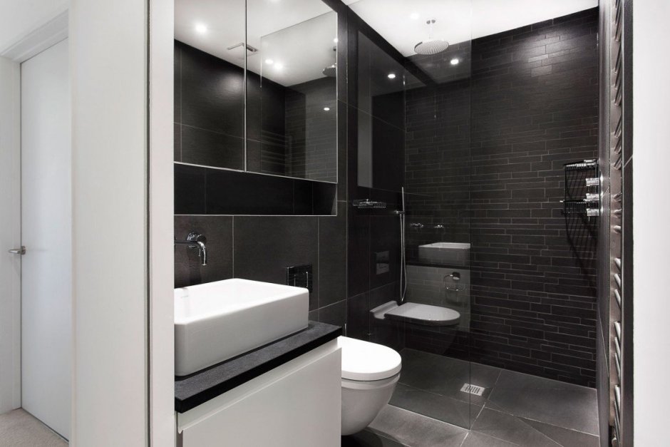 Черно белая ванная комната с душевой