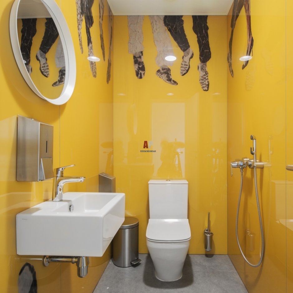 Желтая туалетная комната