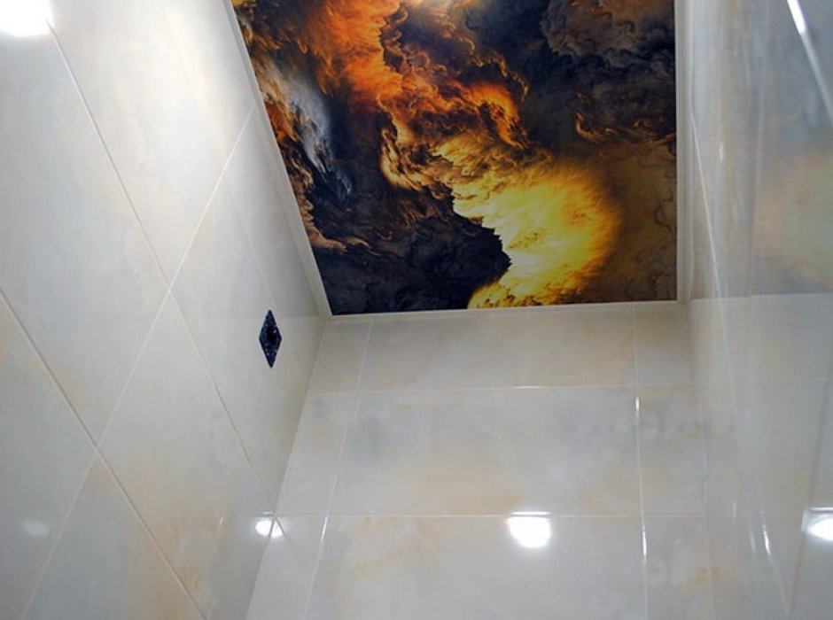Необычный потолок в ванной комнате