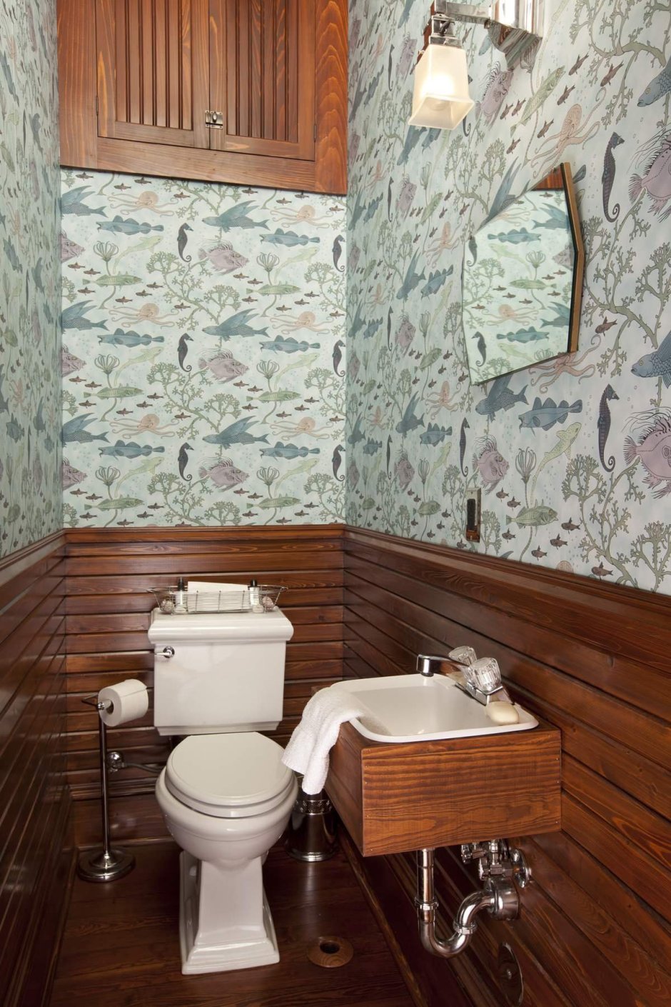 Туалет отделанный плиткой и панелями