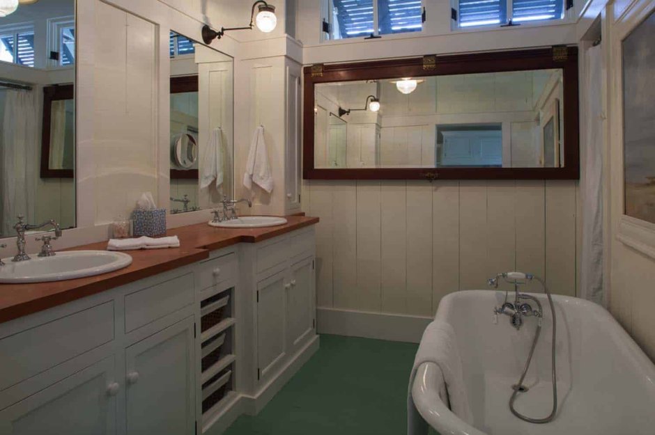 Ванная комната в морском стиле в доме