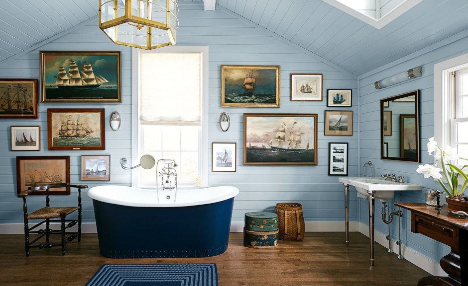 Ванна с коричневым полом и голубыми стенами