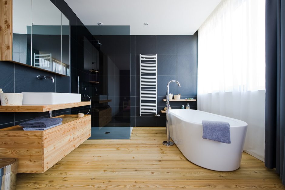 Ванные комнаты с деревянным полом
