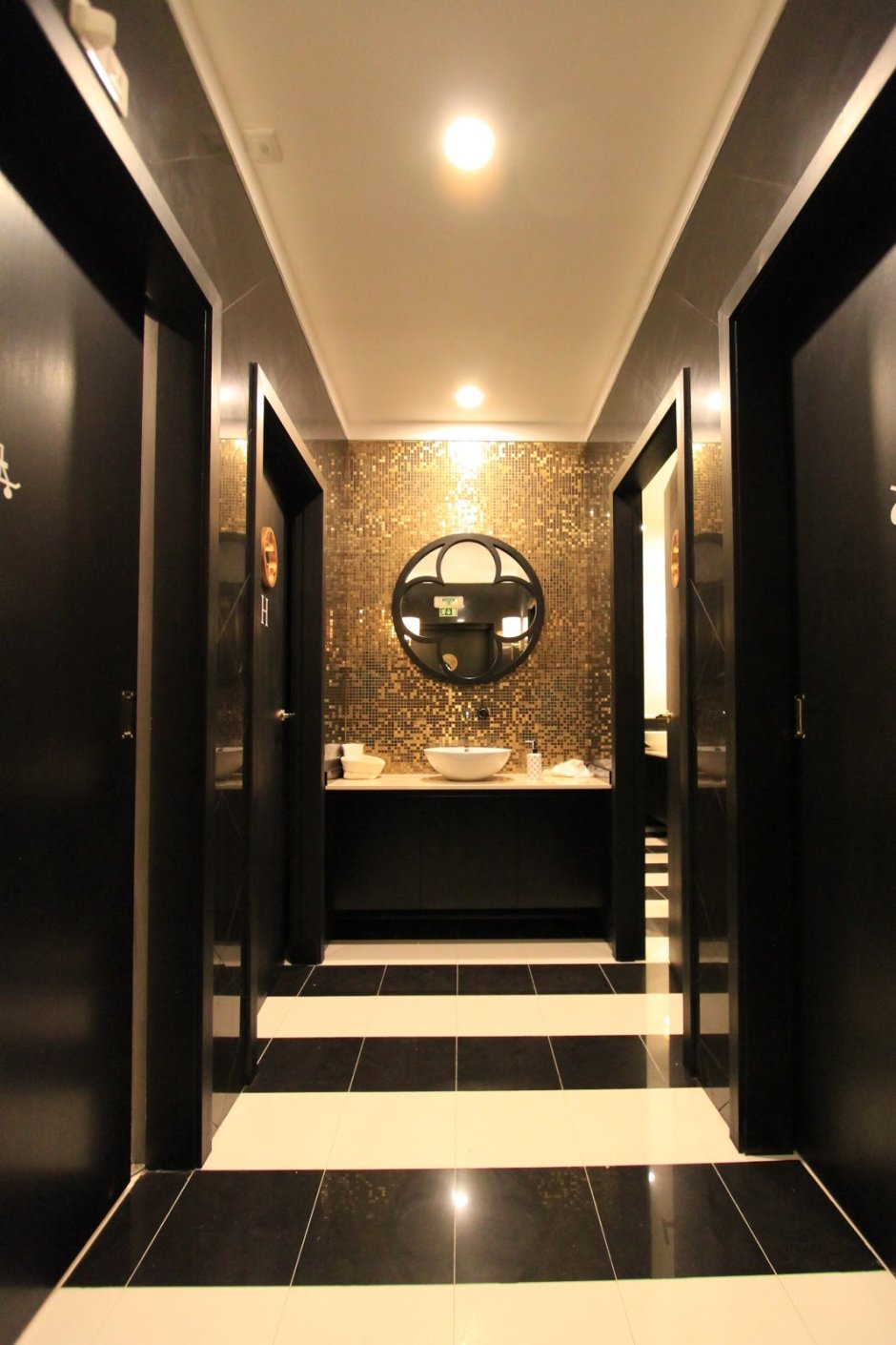Туалет в черно золотом стиле