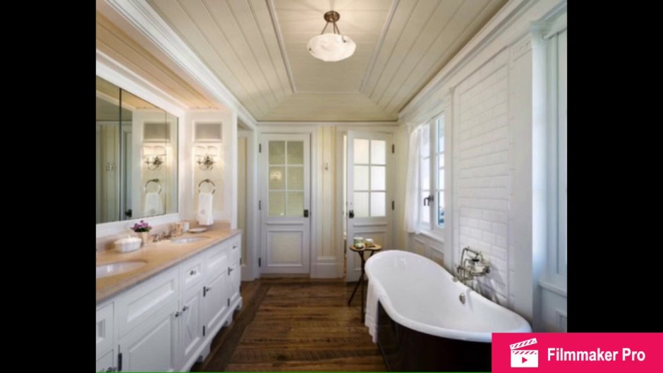 Ванная комната с деревянным потолком