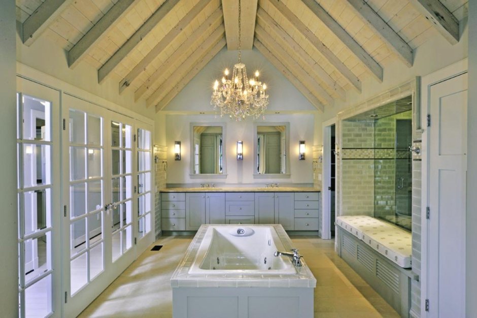 Белый деревянный потолок в ванной