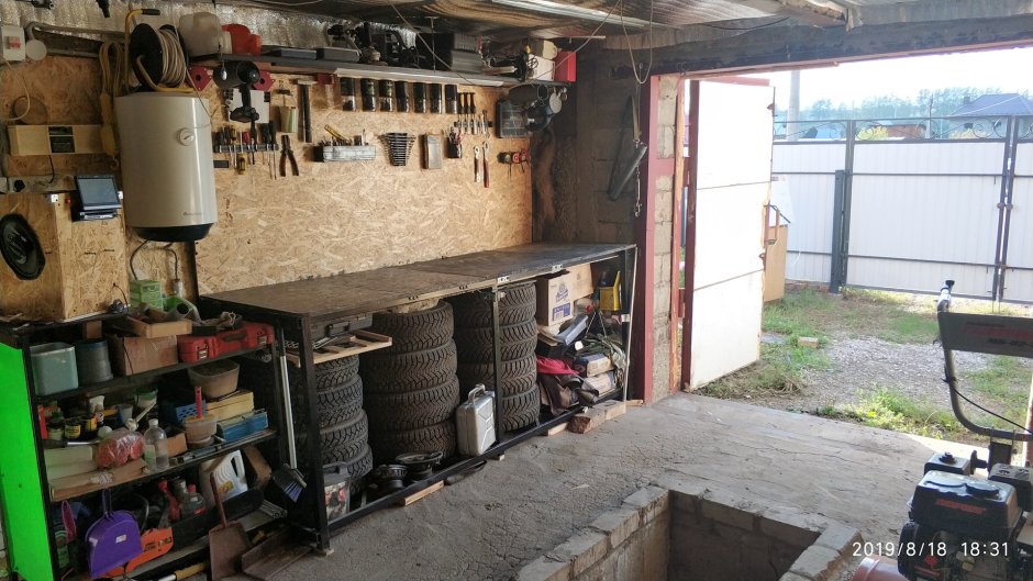 Уютный маленький гараж