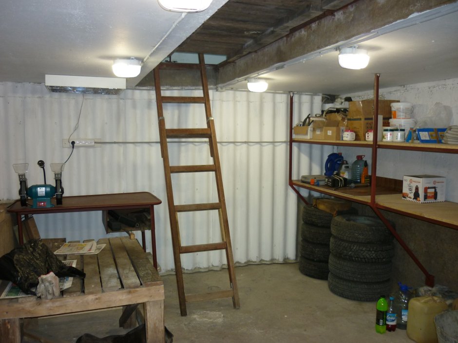 Удобный стеллаж для гаража