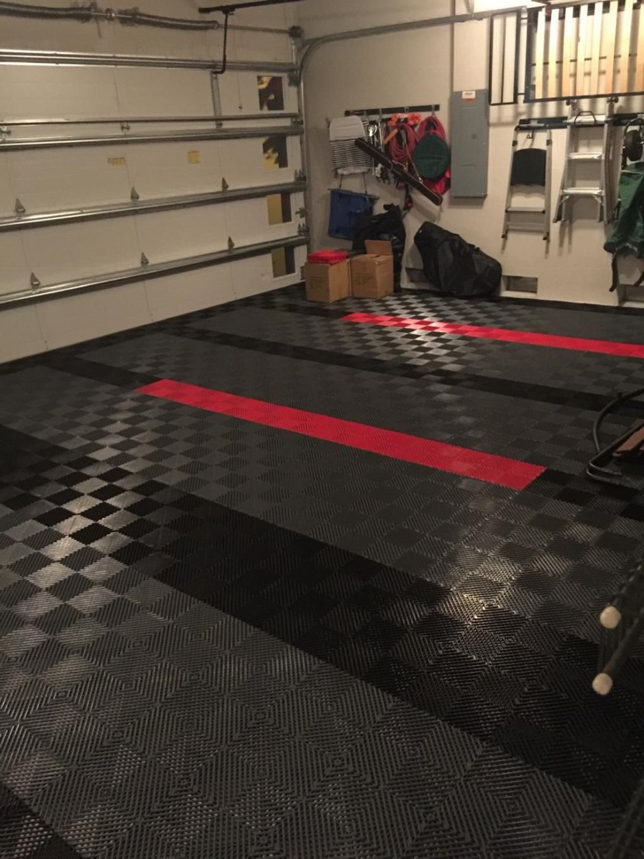 Черный пол в гараже