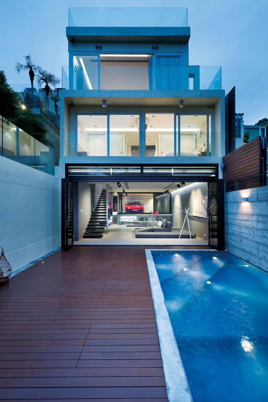 Трёхэтажный дом с бассейном