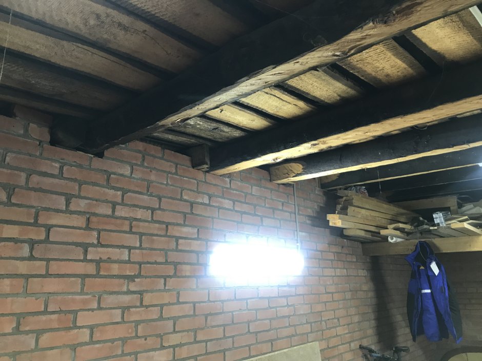 Потолок в кирпичном гараже