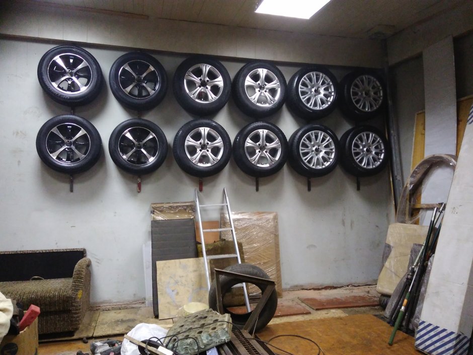 Место для колес в гараже