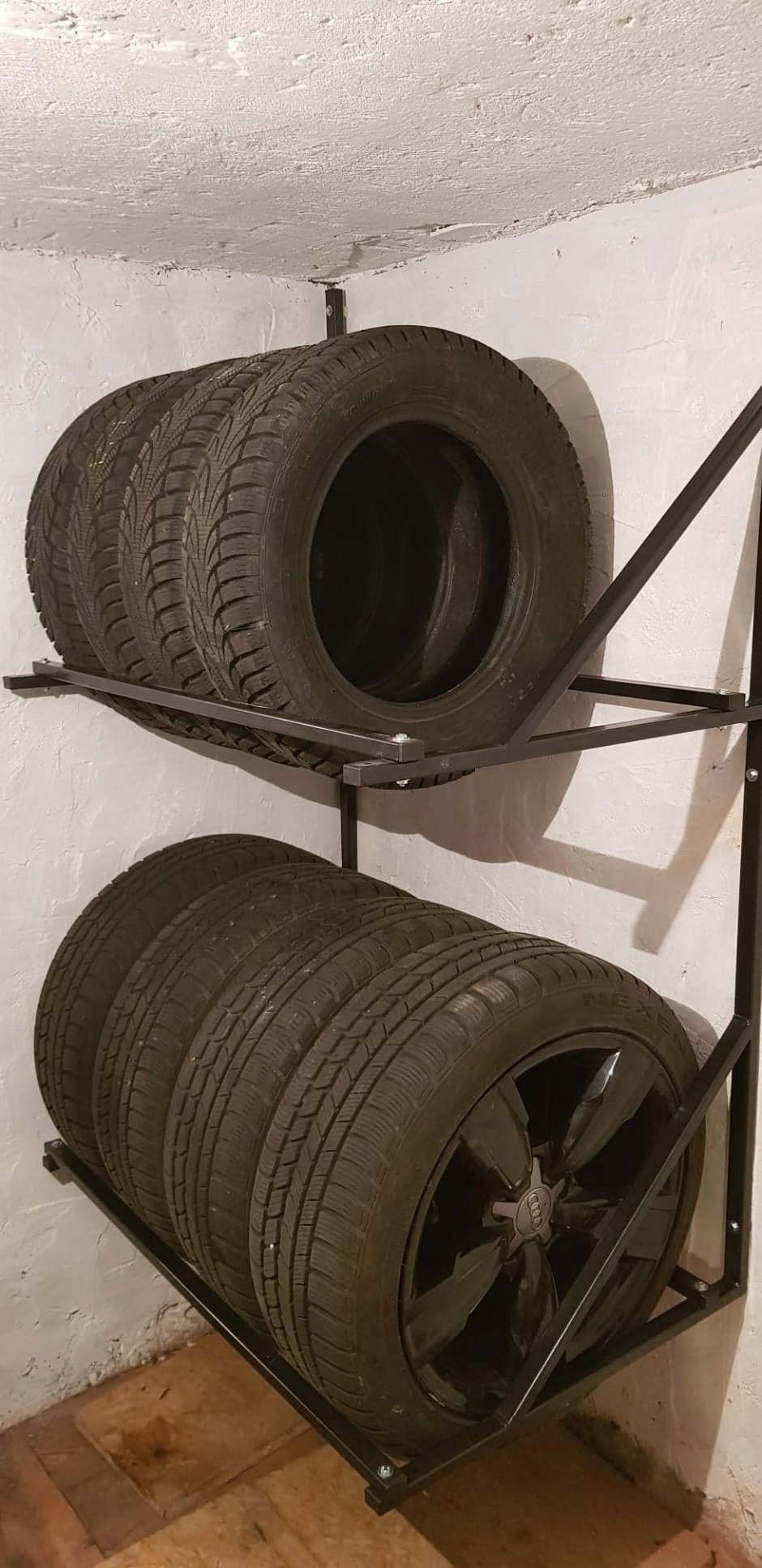 Подставка для колес в гараже