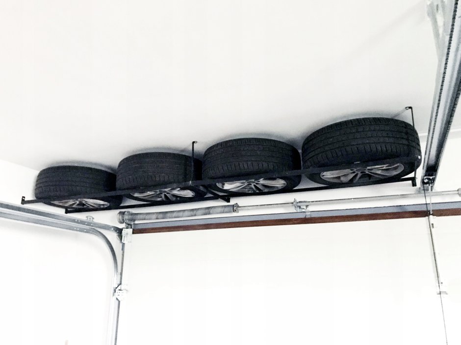 Подвесная полка для колес в гараже