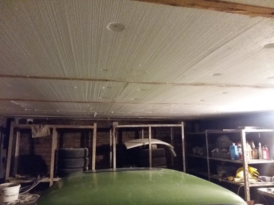 Натяжной потолок в гараже