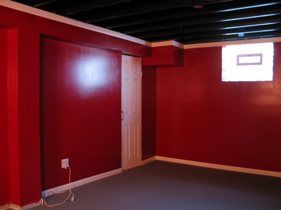 Красные стены в гараже