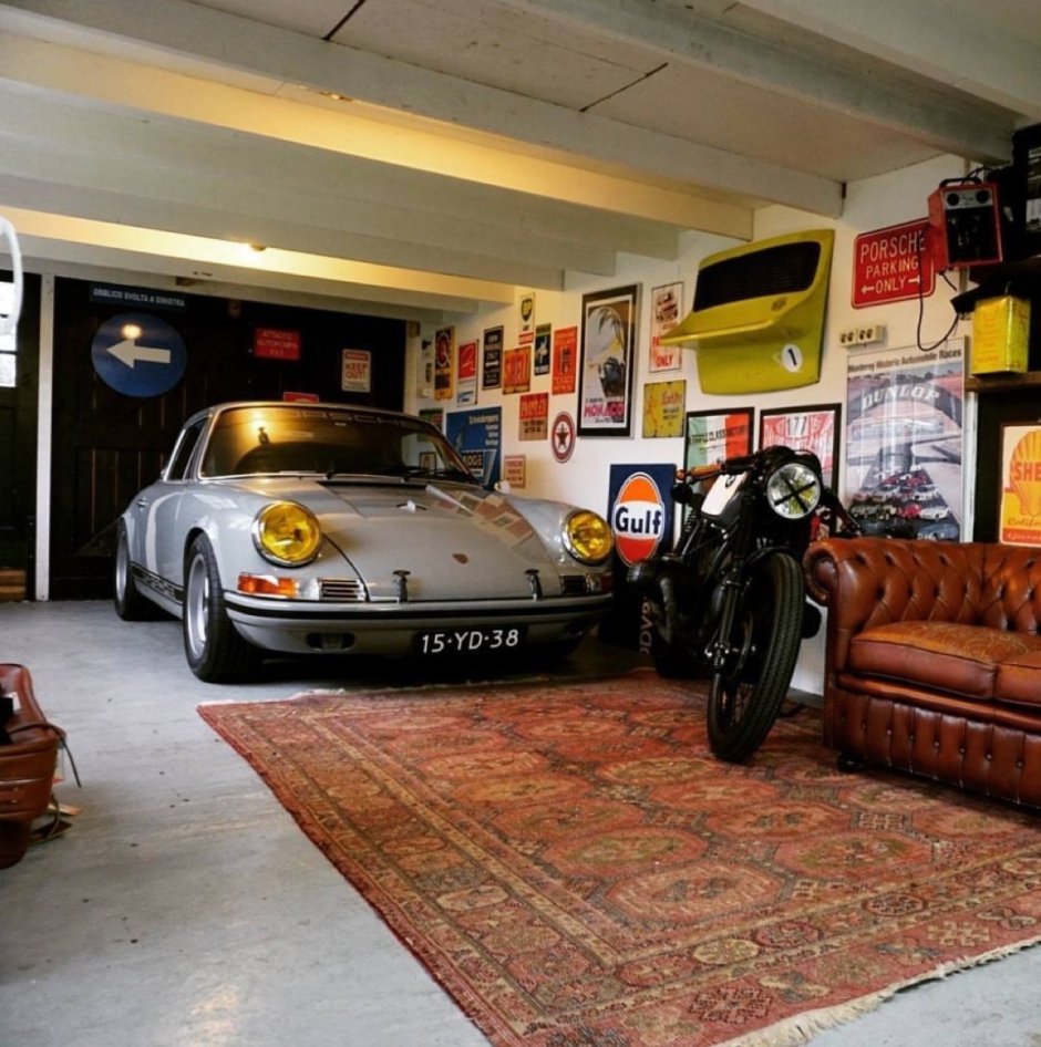 Необычный интерьер гаража