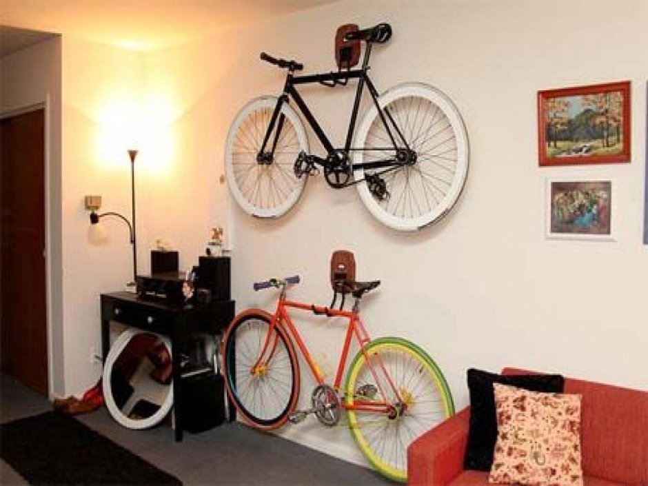 Хранение велосипедов на стене балкона