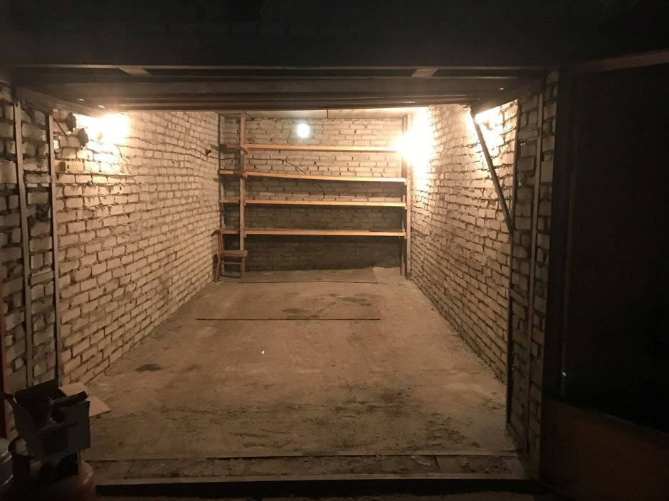 Кирпичный гараж изнутри