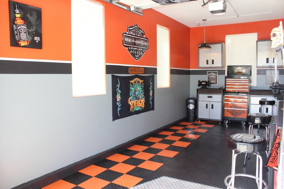 Оранжевые стены в гараже