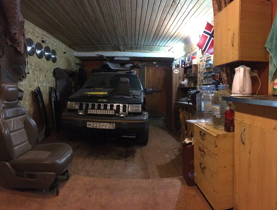 Натяжной потолок черный глянец в гараж