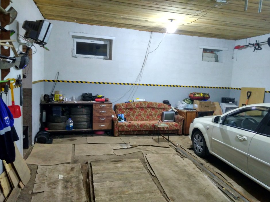 Просторный гараж внутри в кооперативе