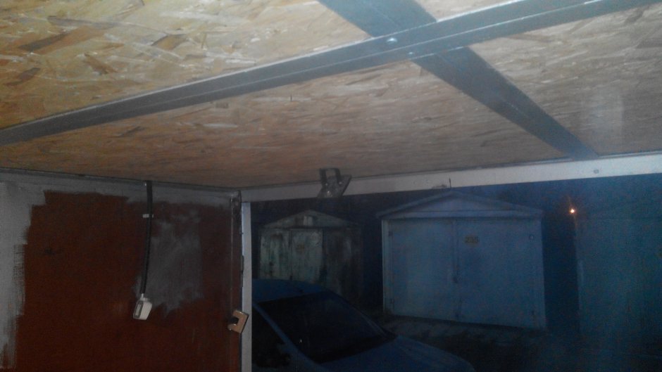 Потолок в кирпичном гараже