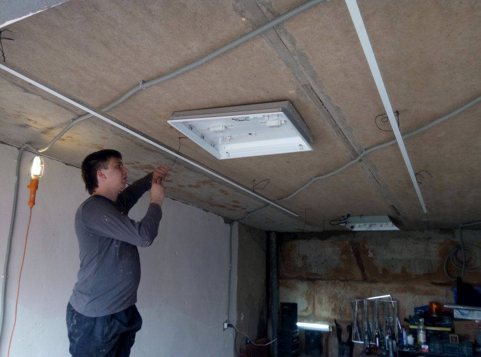 Отделка бетонного потолка в гараже