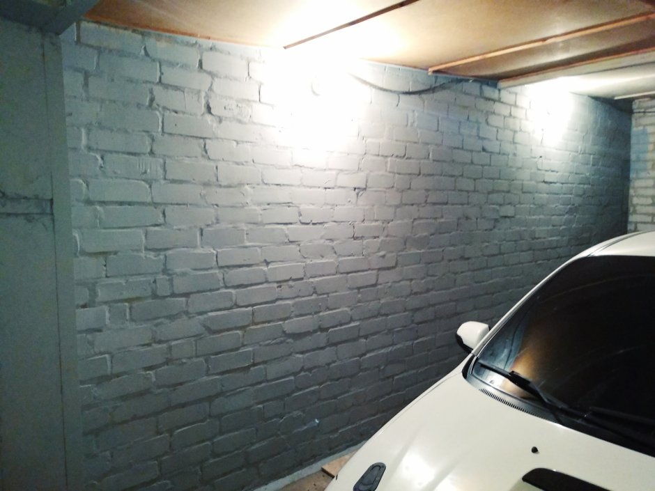 Покраска кирпича в гараже