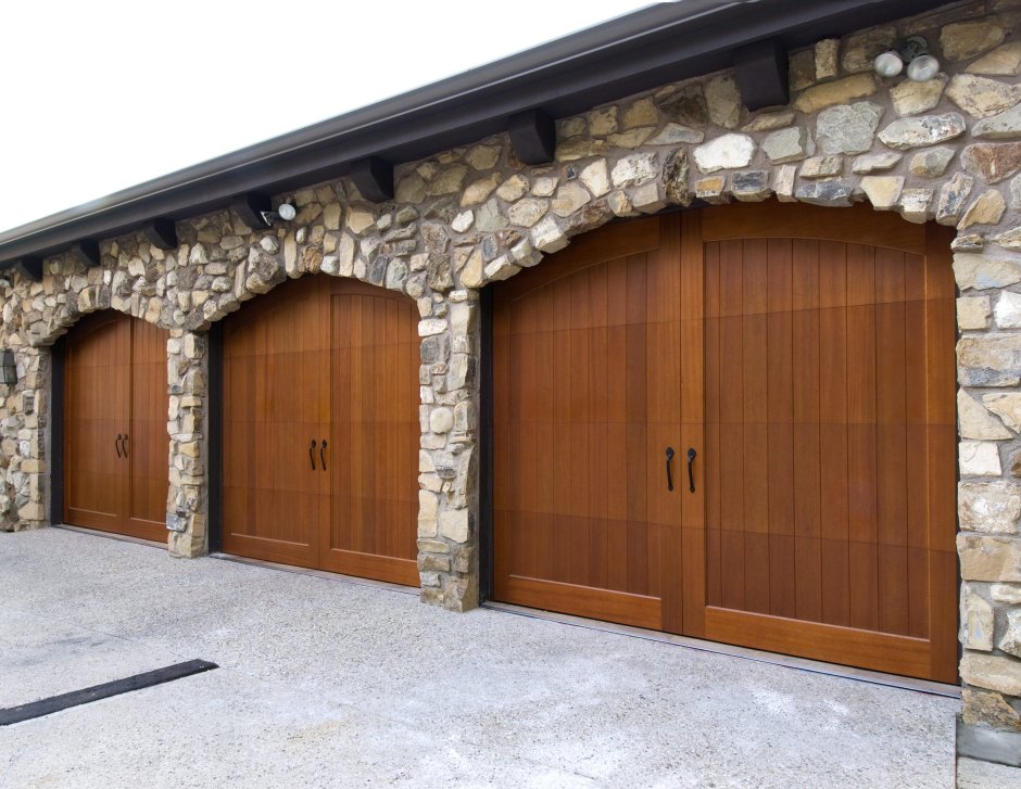 Деревянные ворота в гараж