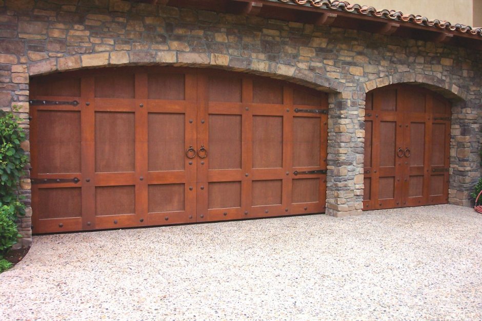 Красивые деревянные ворота в гараж
