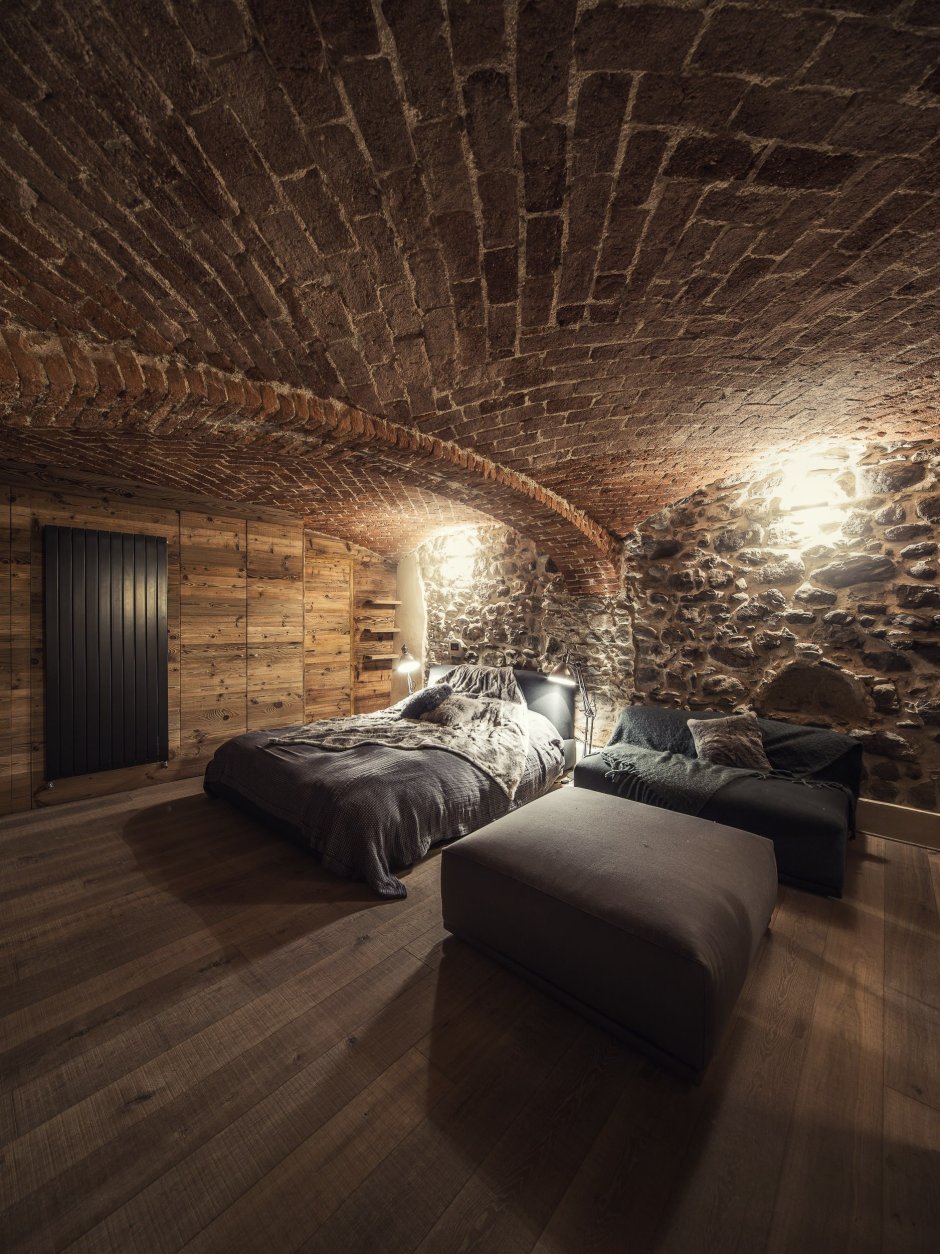 Интерьер комнаты в подвале