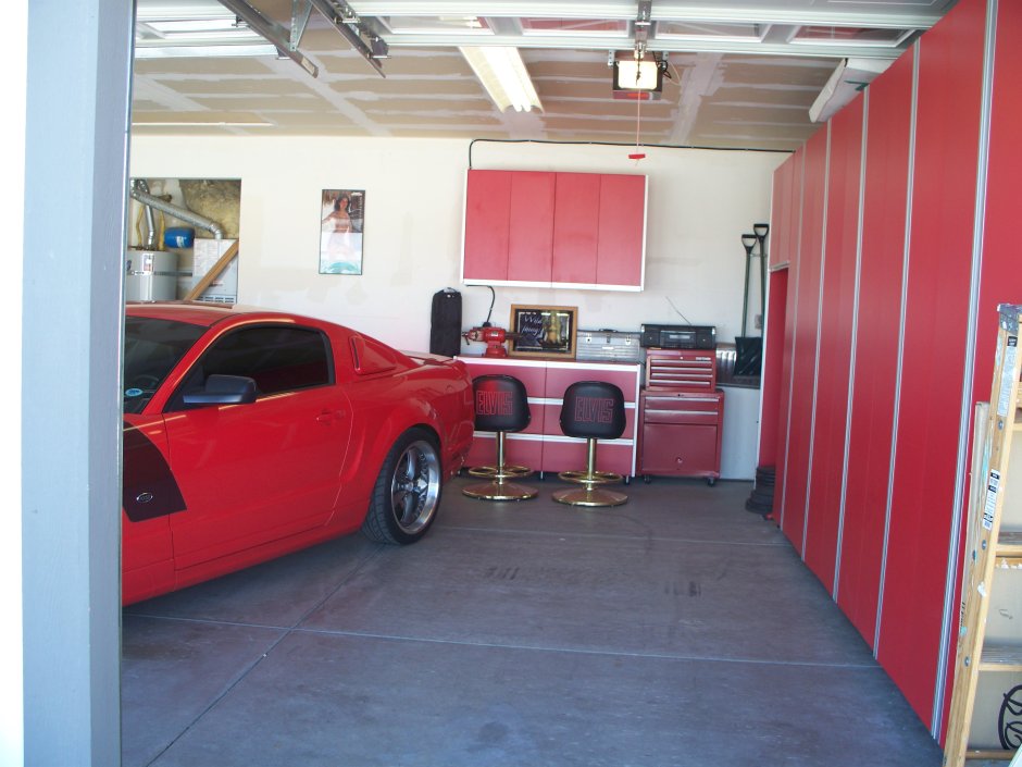 Красный гараж
