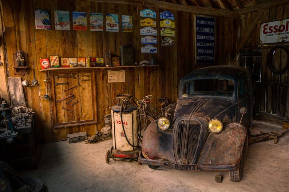 Старинная машина в гараже