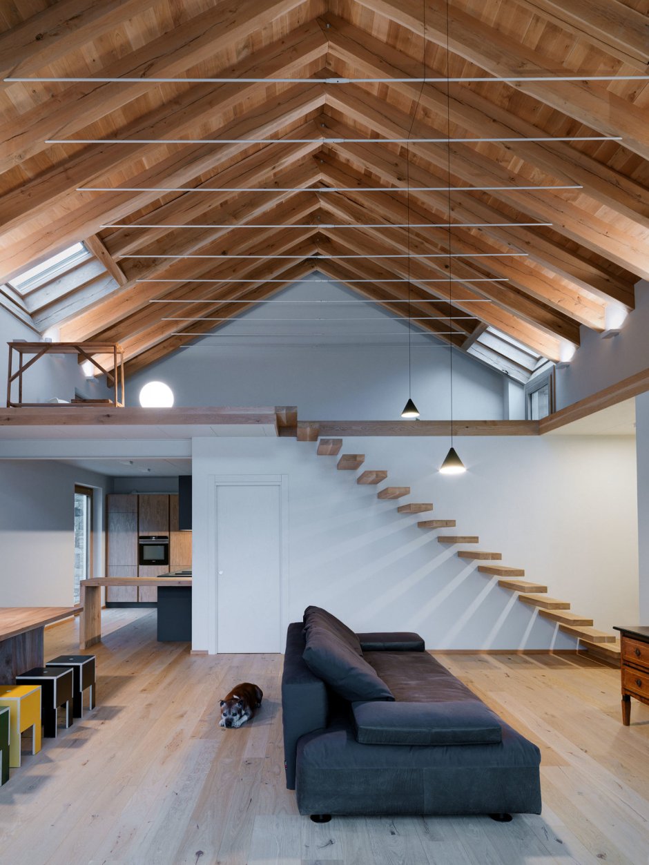 Потолок с деревянными балками