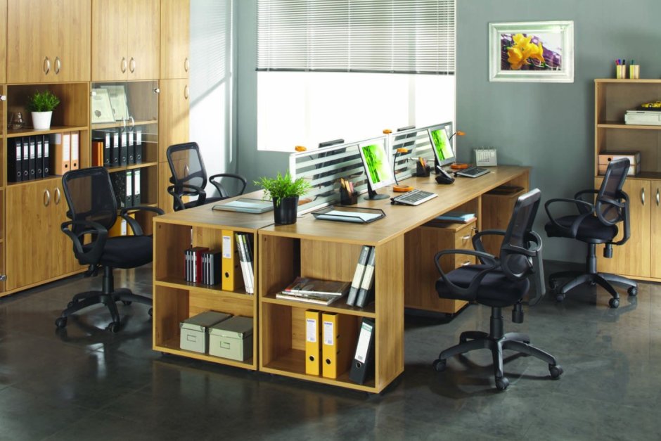 Офисные столы в узком кабинете