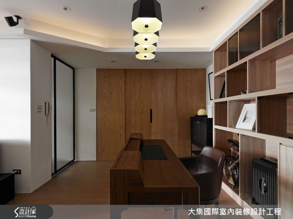 Минималистический дизайн маленького кабинета в коттедже