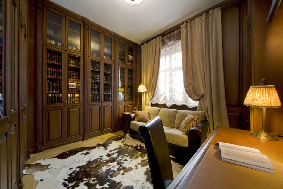 Дизайн кабинет с зеленым диваном