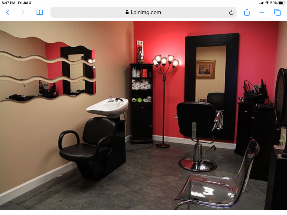 Интерьер маленького кабинета парикмахера