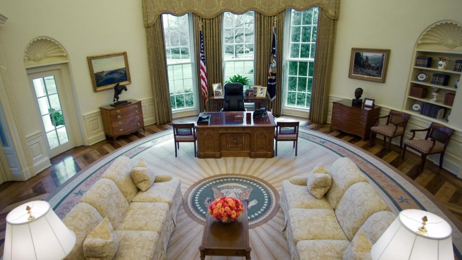 Дональд Трамп в Овальном кабинете